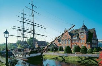 Papenburg: velero delante del Ayuntamiento